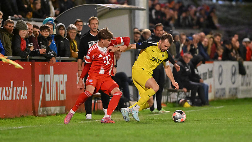 Im Trikot der DJK Vilzing liefert sich Felix Weber in der vergangenen Spielzeit einen Zweikampf mitGuido Della Rovere vom FC Bayern II. Im Trikot der DJK Vilzing liefert sich Felix Weber in der vergangenen Spielzeit einen Zweikampf mitGuido Della Rovere vom FC Bayern II.