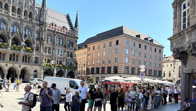 Lange Schlangen am Marienplatz für die Sonnenfinsternis-Brillen Lange Schlangen am Marienplatz für die Sonnenfinsternis-Brillen