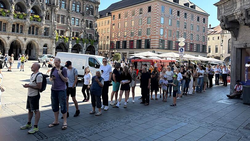 Lange Schlangen am Marienplatz für die Sonnenfinsternis-Brillen Lange Schlangen am Marienplatz für die Sonnenfinsternis-Brillen