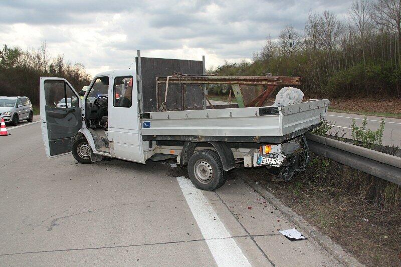 Ein 70 Jahre alter Autofahrer ist am Donnerstag bei einem Unfall auf der Autobahn 94 nahe Poing in Oberbayern ums Leben gekommen. Der Mann übersah das Ende eines Staus.
