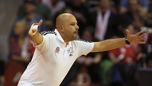 „Ich würde lügen, wenn ich sage würde, dass ich keinen Druck verspüre“ sagt der neue Head-Coach der FC Bayern Basketballer Yannis Christopoulos vor dem BBL-Auftakt am Mittwoch im Audi Dome gegen die EWE Baskets Oldenburg. „Ich würde lügen, wenn ich sage würde, dass ich keinen Druck verspüre“ sagt der neue Head-Coach der FC Bayern Basketballer Yannis Christopoulos vor dem BBL-Auftakt am Mittwoch im Audi Dome gegen die EWE Baskets Oldenburg.