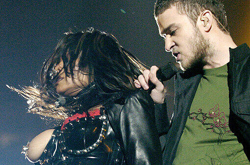 2004: In der Halbzeitpause liefern die Popstars Justin Timberlake und Janet Jackson, Schwester des verstorbenen King of Pop, eine atemberaubende Show ab.