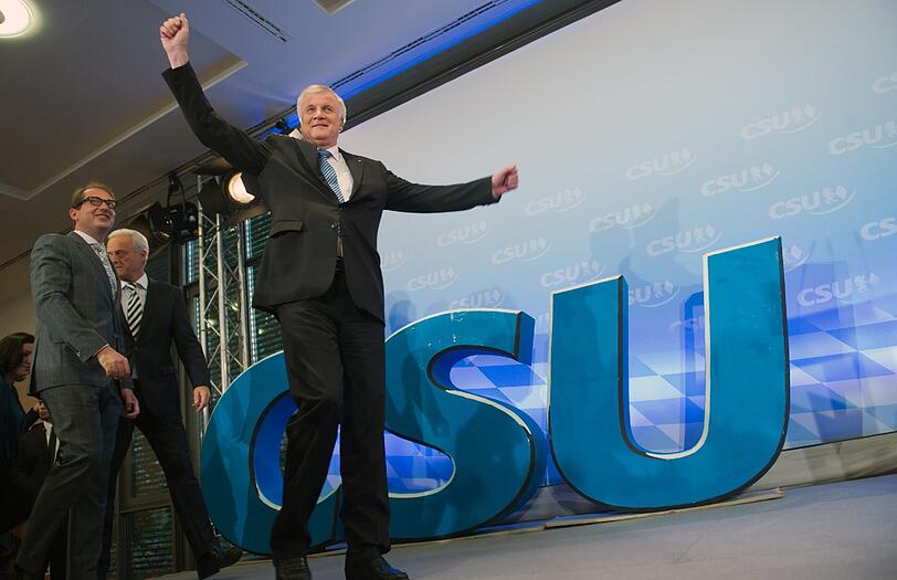 Der bayerische Ministerpräsident und CSU-Vorsitzende Horst Seehofer (r) jubelt am 22.09.2013 in München nach der Bekanntgabe der ersten Hochrechnungen zur Bundestagswahl in Deutschland zu seinen Anhängern.