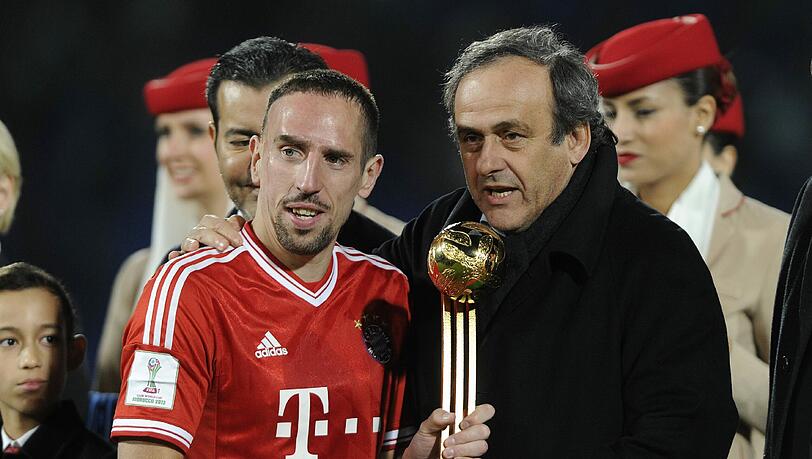 Dezember 2013 posierte UEFA-Präsident Michel Platini noch mit dem kritisierten Franck Ribery.