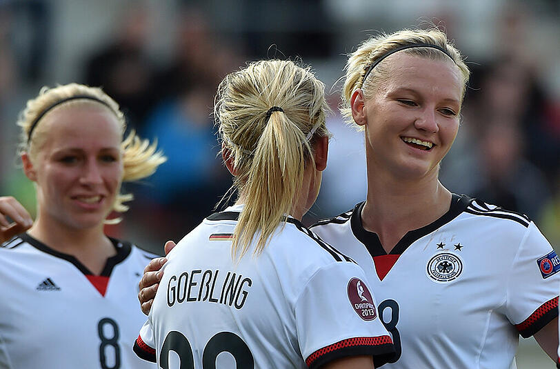 Alexandra Popp (rechts) lässt sich feiern.