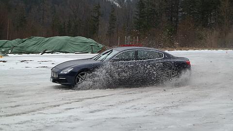 Volle Breitseite: Der Maserati Quattroporte auf der matschig-vereisten Kreisbahn....