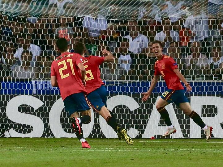 Dani Olmo (r) jubelt nach seinem Tor zum 2:0.