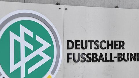 Das Schild des Deutschen Fußballbundes mit dem Wappen hängt vor der Zentrale des Verbandes.