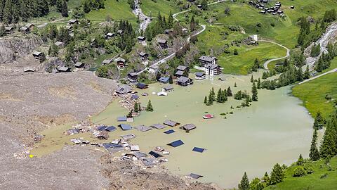 Die Lonza kann nicht abfließen, der Stausee dürfte bald überlaufen.