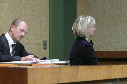 Angeklagt wegen Stalking: Studentin Lena R. (32) mit Anwalt Peter Schneider.