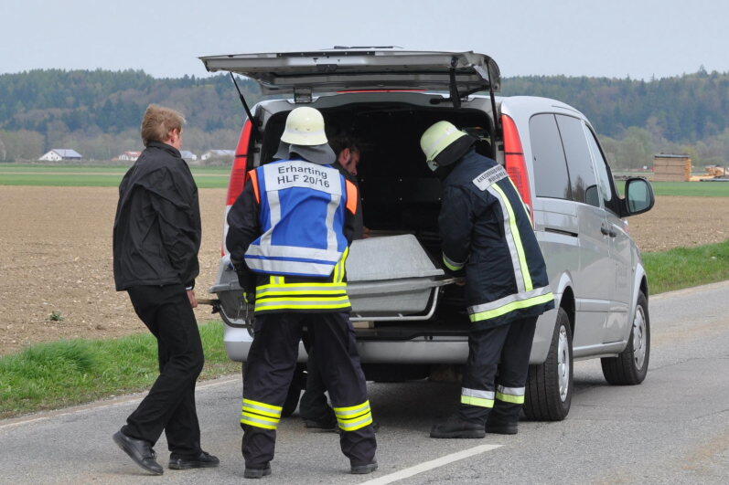 Am Mittwochnachmittag ereignete sich zwischen Erharting und Winhöring ein tödlicher Verkehrsunfall. Ein Radfahrer wurde von einem Kastenwagen frontal erfasst und stirbt noch an der Unfallstelle.