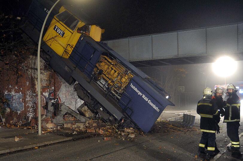 In Hamburg ist in der Nacht zu Donnerstag eine Diesellok entgleist und auf eine tiefergelegene Straße gestürzt.