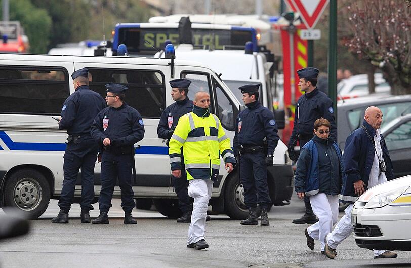 Der mutmaßliche Serienmörder von Toulouse ist nach Angaben von Präsident Nicolas Sarkozy identifiziert. Der schwer bewaffnete Verdächtige hat sich in einem Mehrfamilienhaus verschanzt, dessen Bewohner gegen Mittag evakuiert wurden.