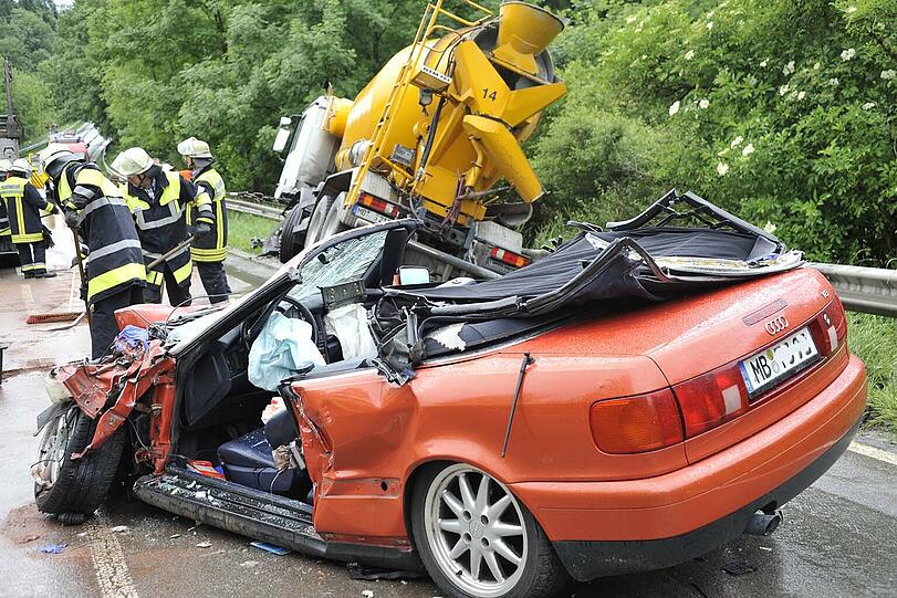 In der Gemeinde Weyarn im Landkreis Miesbach wurde eine Cabriofahrerin schwer verletzt: Sie ist frontal mit einem Betonmischer zusammengestoßen.