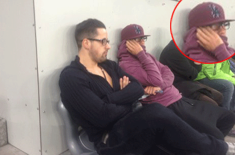 Vermummt in Pink: Bayernprofi Mario Götze beim Pokalspiel auf der Tribüne.
