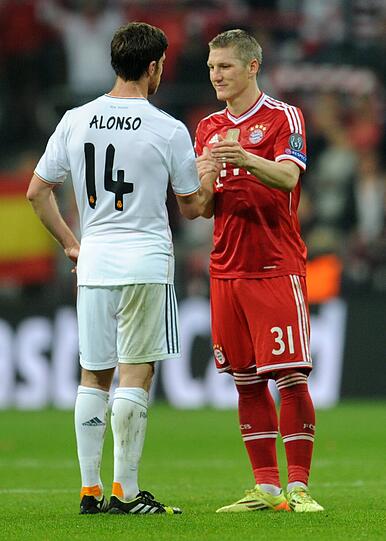 29.4.2014 &ndash; Und auch diese Begegnung nimmt nahezu historische Ausmaße an. Champions-League -Halbfinale. Schweinsteiger gegen Xabi Alonso. Bayern gegen Real Madrid