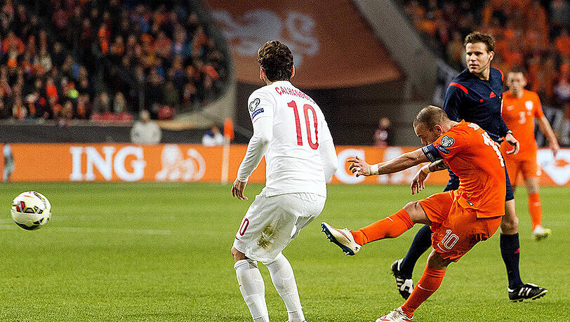 Wesley Sneijder trifft zum rettenden 1:1 gegen die Türkei. Wesley Sneijder trifft zum rettenden 1:1 gegen die Türkei.