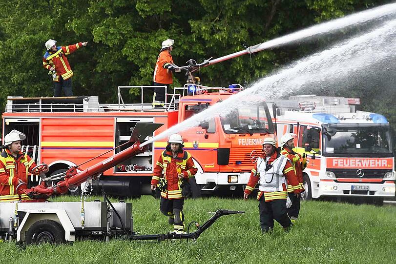 Die Tennishalle des SC Eching brannte am Sonntag lichterloh. Klicken Sie sich durch die Bilder des Feuerwehreinsatzes.
