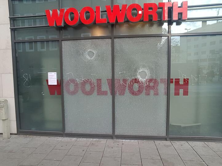 Kaputte Fensterscheiben bei Woolworth.