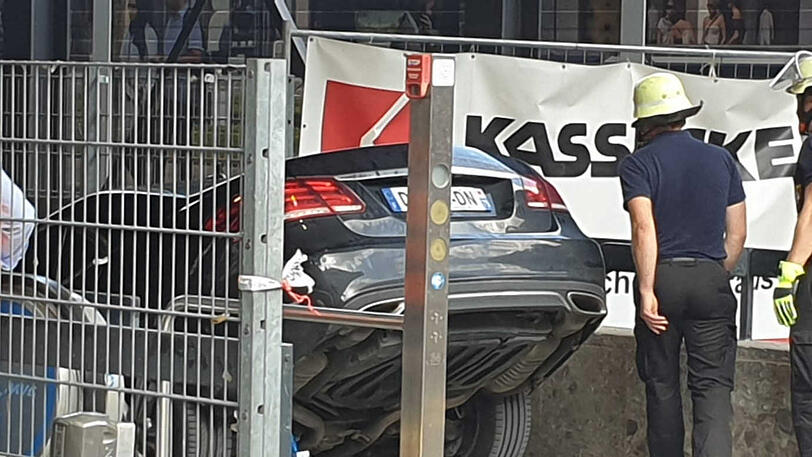 Verzwickte Situation: Der Mercedes auf der Treppe zur U-Bahn-Station am Marienhof.