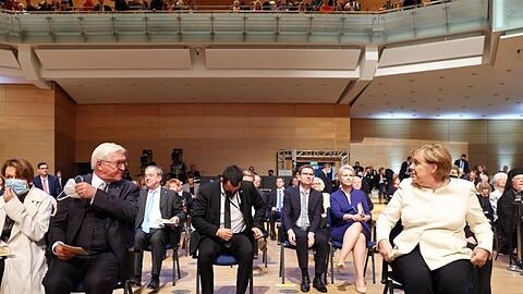 Blickkontakt:&nbsp;Bundeskanzlerin Angela Merkel und Bundespr&auml;sident Frank-Walter Steinmeier.