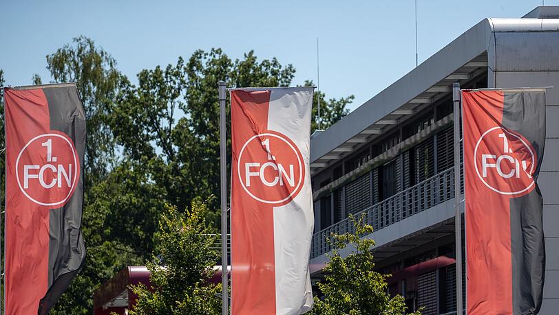 Fahnen mit dem FCN-Logo wehen vor dem Vereinsgebäude.