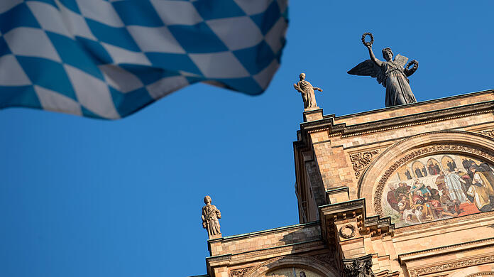 Abgeordnete genießen grundsätzlich Immunität. Diese greift aber erst mit der konstituierenden Sitzung am heutigen Montag um 15 Uhr. Der 22 Jahre alte Halemba ist der jüngste Politiker, der in den bayerischen Landtag gewählt wurde. (Symbolbild)