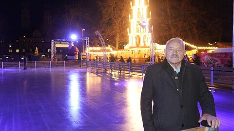 Wieso soll man diese Schlittschuhbahn am "Christkindlmarkt unterm Maibaum" schon vor Schulferienende am 5. Januar abbauen? Fragt sich Maibaumvereins-Chef und Ex-CSU-Stadtrat Otto Seidl - und ist sauer auf die Sendlinger Grünen.