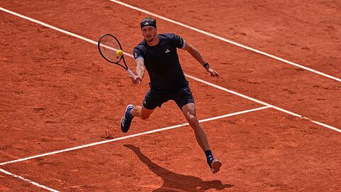 Alexander Zverev bei einem Netzangriff im Halbfinale der French Open.