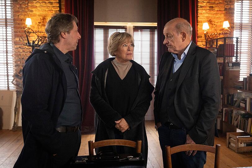 Georg Wilsberg (Leonard Lansink, rechts) und Ekki Talkötter (Oliver Korittke) berichten Kriminalhauptkommissarin Anna Springer (Rita Russek) von ihren neuesten Erkenntnissen. Georg Wilsberg (Leonard Lansink, rechts) und Ekki Talkötter (Oliver Korittke) berichten Kriminalhauptkommissarin Anna Springer (Rita Russek) von ihren neuesten Erkenntnissen.