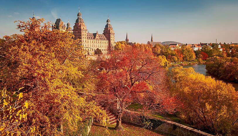 Dichte Mischwälder, uralte Eichen und ein weit verzweigtes Wanderwegenetz - der Spessart bietet alles, was man braucht, um den Indian Summer genießen zu können. Seine Wälder erstrecken sich über die Bundesländer Bayern und Hessen. Wer Naturerlebnisse mit Kultur ergänzen möchte, findet in den Städten Würzburg und Aschaffenburg Schlösser, Weintradition und lebendiges Flair. Dichte Mischwälder, uralte Eichen und ein weit verzweigtes Wanderwegenetz - der Spessart bietet alles, was man braucht, um den Indian Summer genießen zu können. Seine Wälder erstrecken sich über die Bundesländer Bayern und Hessen. Wer Naturerlebnisse mit Kultur ergänzen möchte, findet in den Städten Würzburg und Aschaffenburg Schlösser, Weintradition und lebendiges Flair.