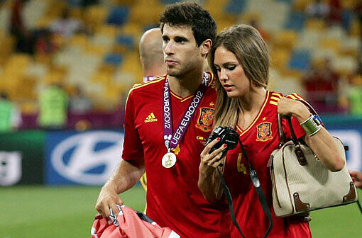 Das Trikot steht ihr auch gut: Javi Martínez mit seiner Freundin María Imízcoz nach dem EM-Sieg gegen Italien.