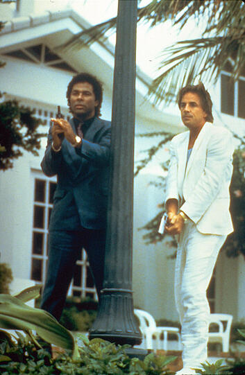 "Miami Vice": Detective Ricardo Tubbs (Philip Michael Thomas, l.) und Detective James "Sonny" Crockett (Don Johnson, r.) waren ein eingespieltes Team, das im Kampf gegen das Verbrechen in Miami durch dick und dünn gehen musste.