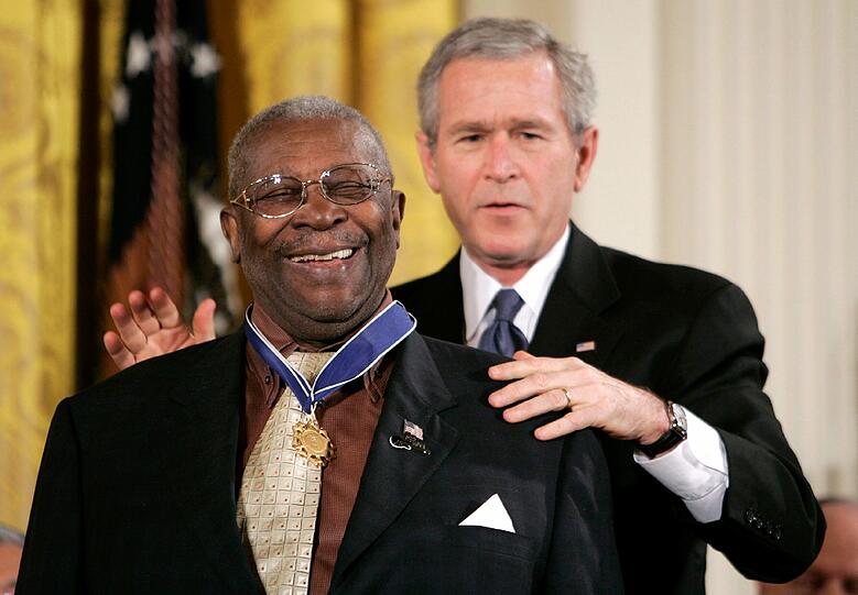 Ehrung vom US-Präsidenten: George W. Bush überreicht King 2006 die Medal of Freedom.