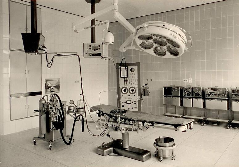 1966: Bei der Eröffnung des Neubaus hat das Krankenhaus die modernsten Operationssäle Münchens.