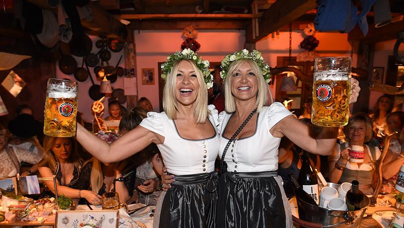 Die Gastgeberinnen Ayse Auth und Schwester Hati Auth Die Gastgeberinnen Ayse Auth und Schwester Hati Auth