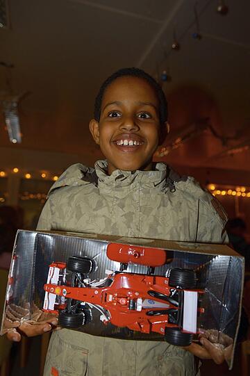Mohammend(9)freut sich über sein ferngesteuertes Auto.