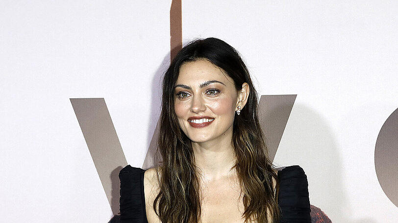 Schauspielerin Phoebe Tonkin hat einen neuen Freund.