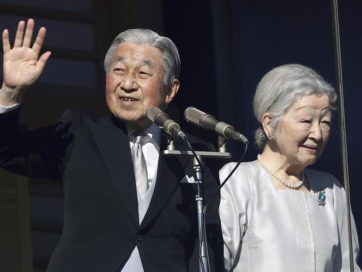 Japans Kaiser Akihito neben seiner Frau Kaiserin Michiko beim Neujahrsgruß.