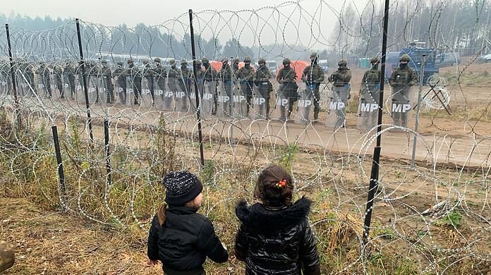 Kinder stehen in einem Flüchtlingslager nahe der belarussisch-polnischen Grenze. (Symbolbild)