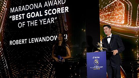 Robert Lewandowski vom FC Bayern München nimmt während der dreizehnten Dubai Globe Soccer Awards 2021 den Maradona Award für den besten Torschützen des Jahres entgegen.