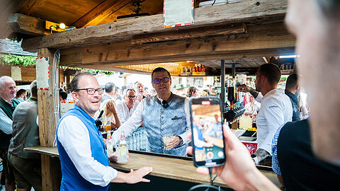 Dreharbeiten auf dem Oktoberfest: Manuel Pretzl (l.) steht mit Christian K. Schaeffer vor der Kamera.