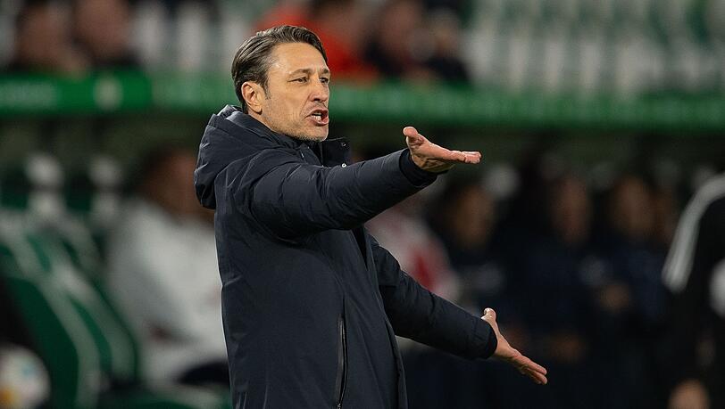 Wolfsburgs Trainer Niko Kovac gestikuliert.
