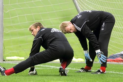 Stärkt Michael Rensing (links) den Rücken: Oliver Kahn.