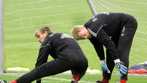 Stärkt Michael Rensing (links) den Rücken: Oliver Kahn. Stärkt Michael Rensing (links) den Rücken: Oliver Kahn.