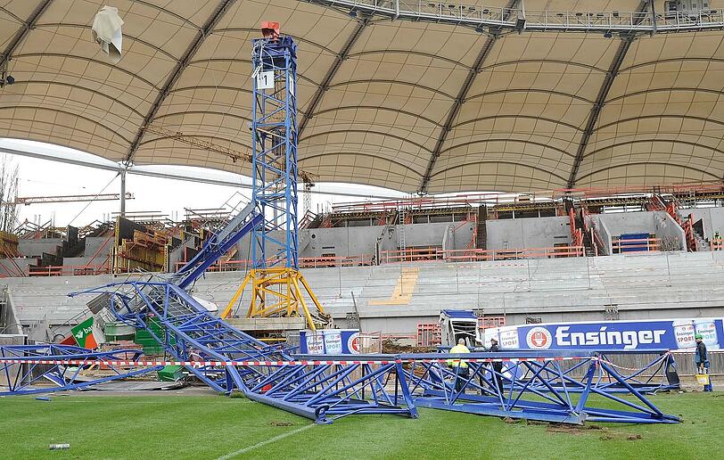 Die Fußball-Arena wird zurzeit umgebaut. Offensichtlich war an dem
Baukran ein Ausleger abgebrochen, dadurch sei auch die Führerkabine
mit in die Tiefe gerissen worden, sagte ein Polizeisprecher.