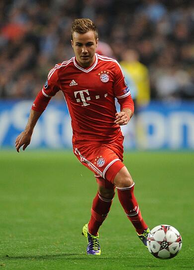 MARIO GÖTZE Ohne Note
Comeback als dritter Einwechselspieler nach fünf Wochen Verletzungspause. Zuletzt gegen Engländer auf dem Platz (Chelsea, Supercup in Prag), nun bei Man City (ab der 85.).
