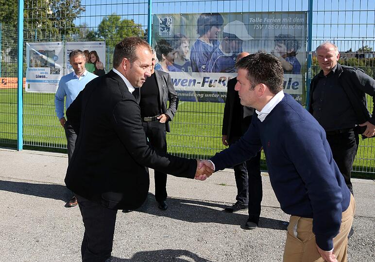 Die DFB-Delegation um Hansi Flick besucht das Nachwuchsleistungszentrum der Löwen.