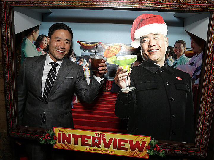 Randall Park posiert bei der "The Interview"-Weltpremiere mit seinem Film-Alter-Ego Kim Jong Un