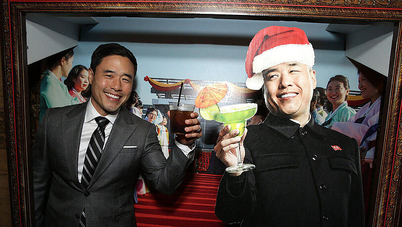 Randall Park posiert bei der "The Interview"-Weltpremiere mit seinem Film-Alter-Ego Kim Jong Un Randall Park posiert bei der "The Interview"-Weltpremiere mit seinem Film-Alter-Ego Kim Jong Un